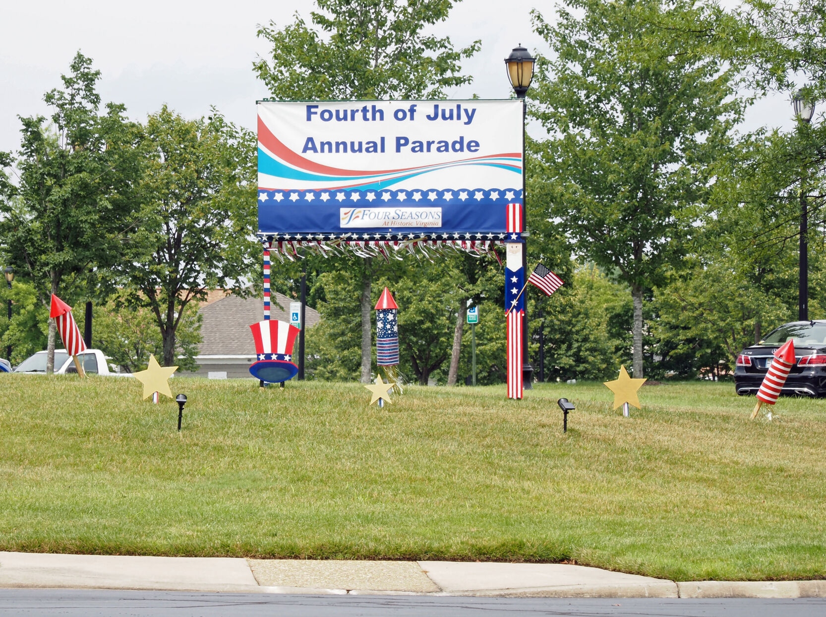 Photo_Lifestyles_FourSeasonsParade_sign.JPG
